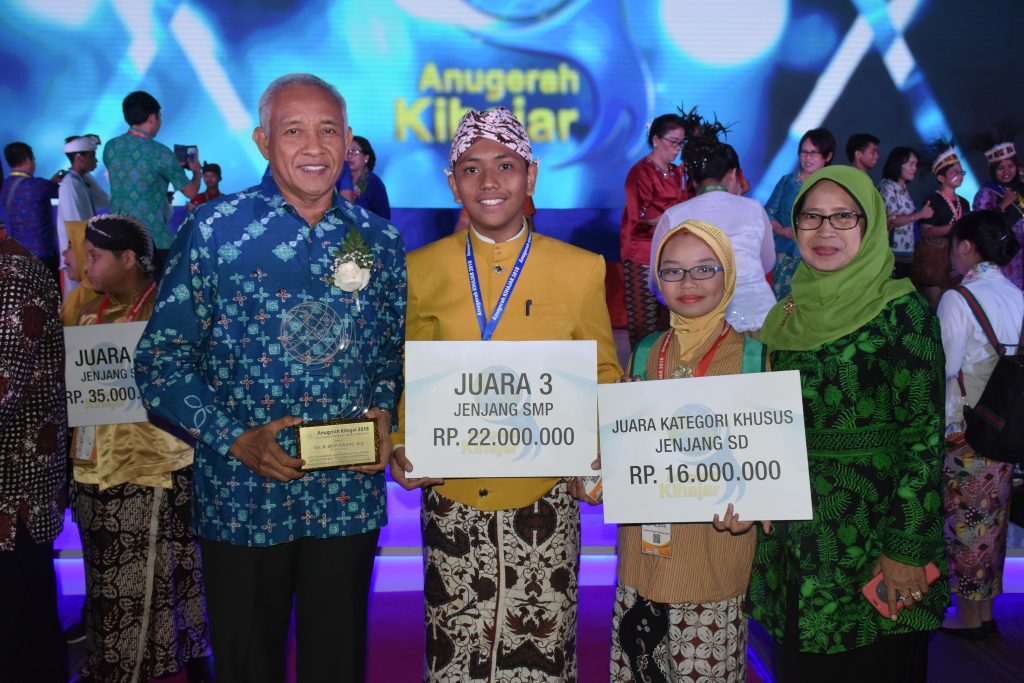 Drs. Sri Purnomo, MSI (Bupati Sleman), Erlangga Kynaya, Calya Fadey Rashida, Dra Sri Wantini, M.Pd (Kepala Dinas Pendidikan)